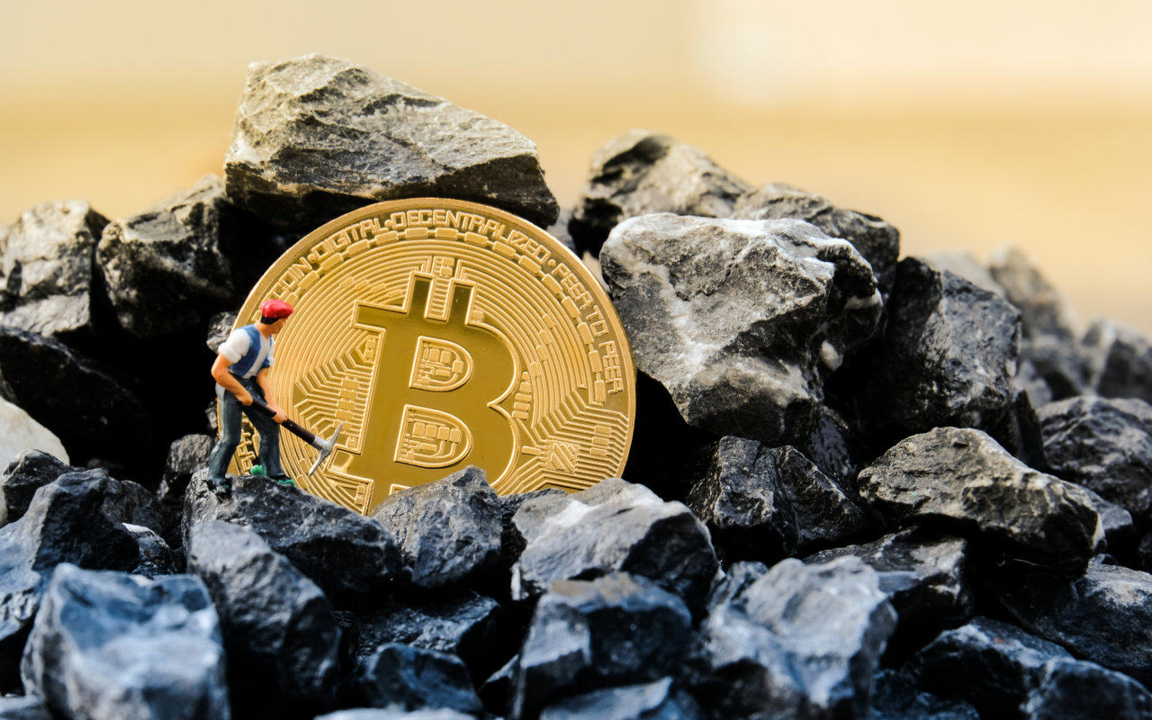 Впервые в 2021 году сложность добычи биткоина снизилась на фоне миграции майнеров в Китае